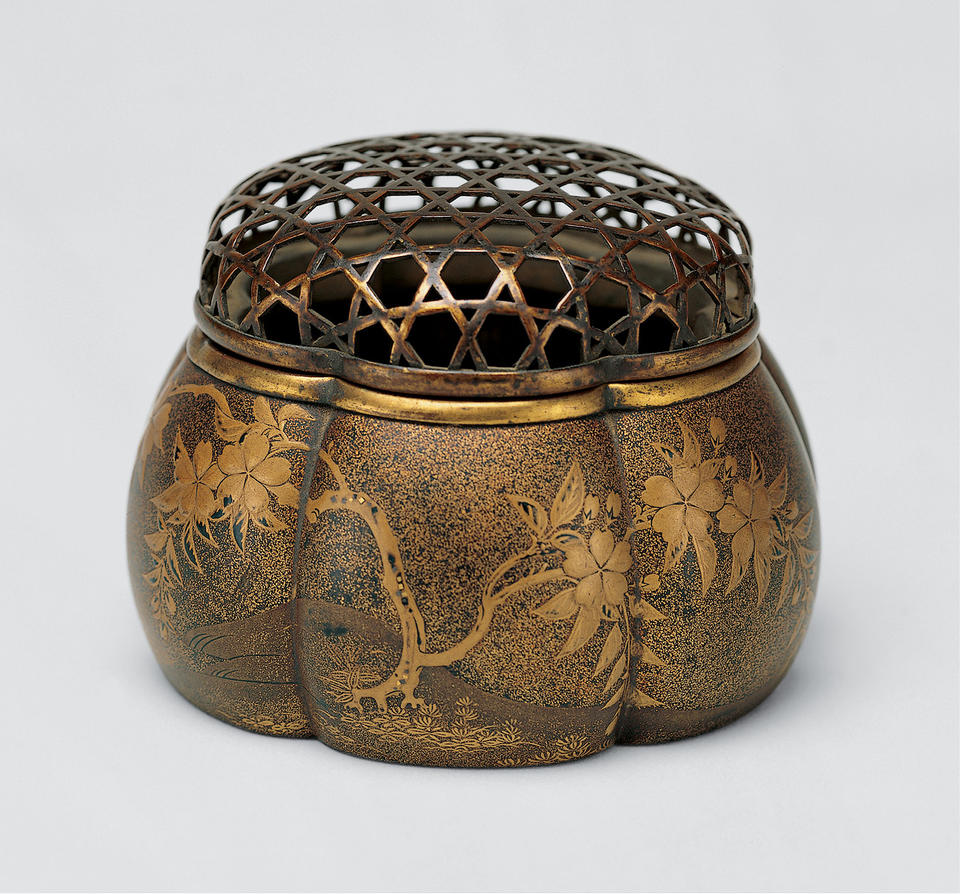 Lobed incense burner with metal cover