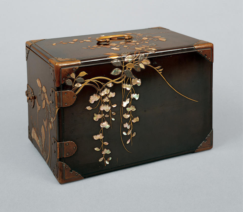 Portable chest (sagetansu, 提箪笥) with wisteria