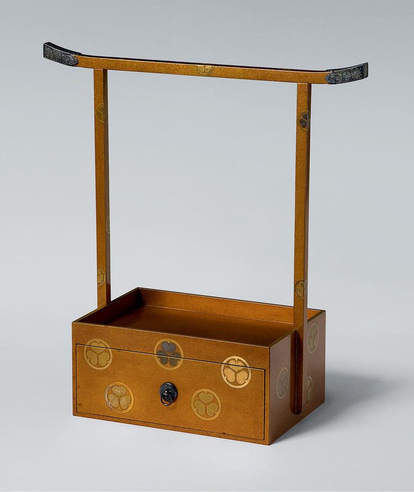 Towel stand (tenugui kake, 手拭掛) and cosmetic case with hollyhock crests