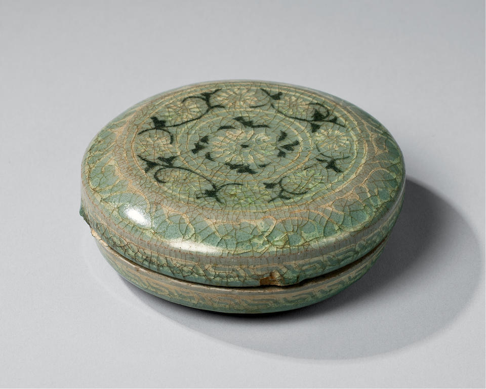 Covered incense or cosmetic box with chrysanthemums