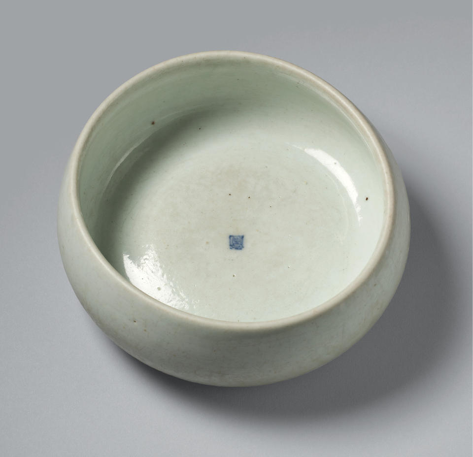 Bowl with Chinese character for longevity (壽)